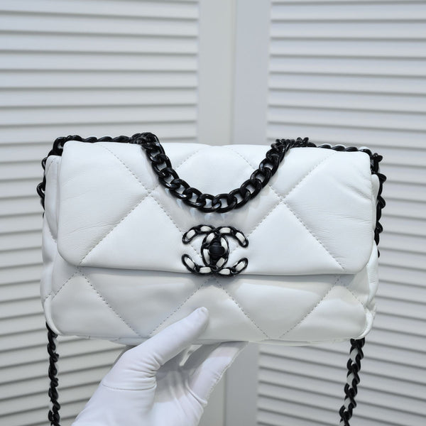 19 FLAP BAG 26CM WHITE BLACK HARDWARE