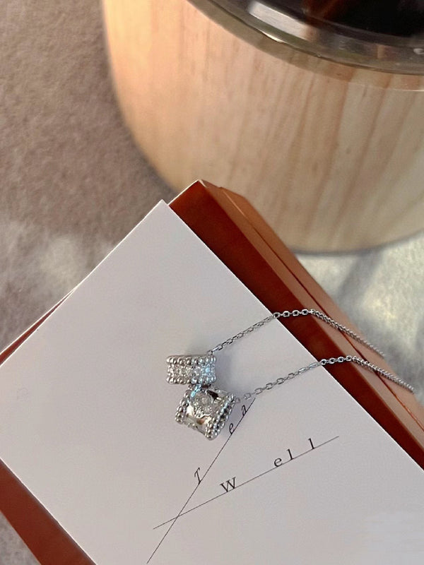 COLLANA IN ARGENTO CON DOPPIO PENDENTE DI PERLINE E DIAMANTI