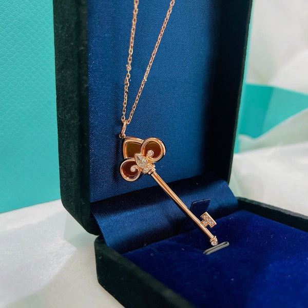 COLLANA IN ORO ROSA CON DIAMANTI E CORNIOLA FLEUR DE LIS