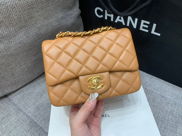 MINI BORSA QUADRATA CON PATTA 17 CM IN PELLE DI AGNELLO MARRONE E FERRAMENTA ORO