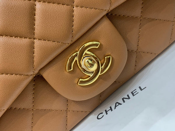 MINI BORSA QUADRATA CON PATTA 17 CM IN PELLE DI AGNELLO MARRONE E FERRAMENTA ORO