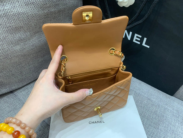 MINI BORSA QUADRATA CON PATTA 17 CM IN PELLE DI AGNELLO MARRONE E FERRAMENTA ORO