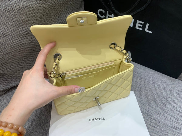 MINI BORSA RETTANGOLARE CON PATTA 20 CM IN PELLE DI AGNELLO GIALLA E FERRAMENTA IN ARGENTO