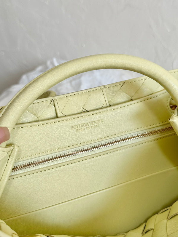 BV SMALL ANDIAMO 25CM LIGHT YELLOW LAMBSKIN