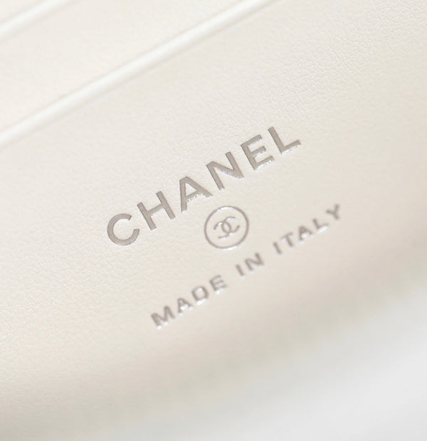 CC VANITY CASE 17 WHITE LAMBSKIN SILVER HARDWARE