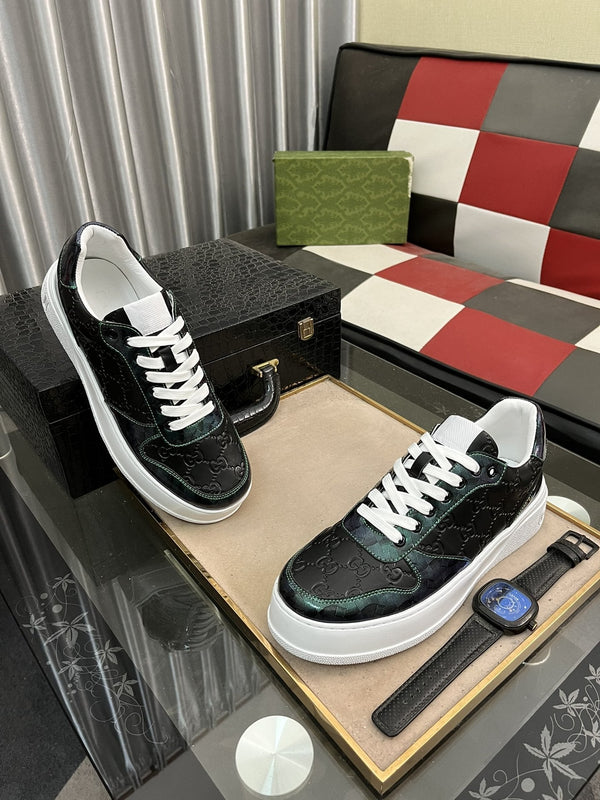 SNEAKER GG IN PELLE DI VACCHETTA CON MOTIVO IN RILIEVO