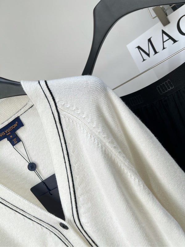 LV Pocket Patch Letter V-neck Cardigan in White Wool and Cashmere 285515