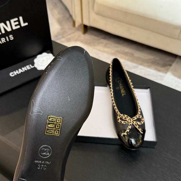 CC 25B ballerina in pelle di vitello verniciata nera con catena