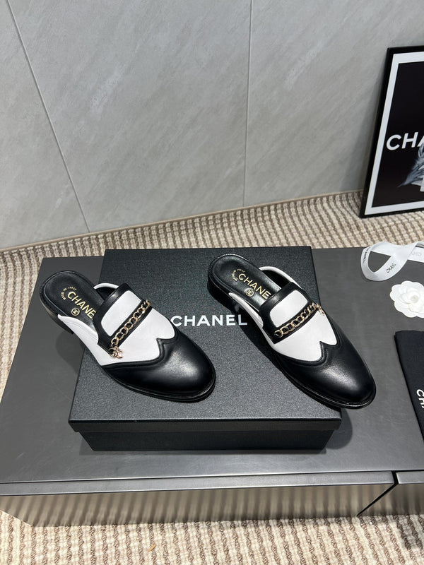 CC 25S Mocassini con punta tonda e catena, mezze pantofole in pelle di vacchetta nera e bianca 442536