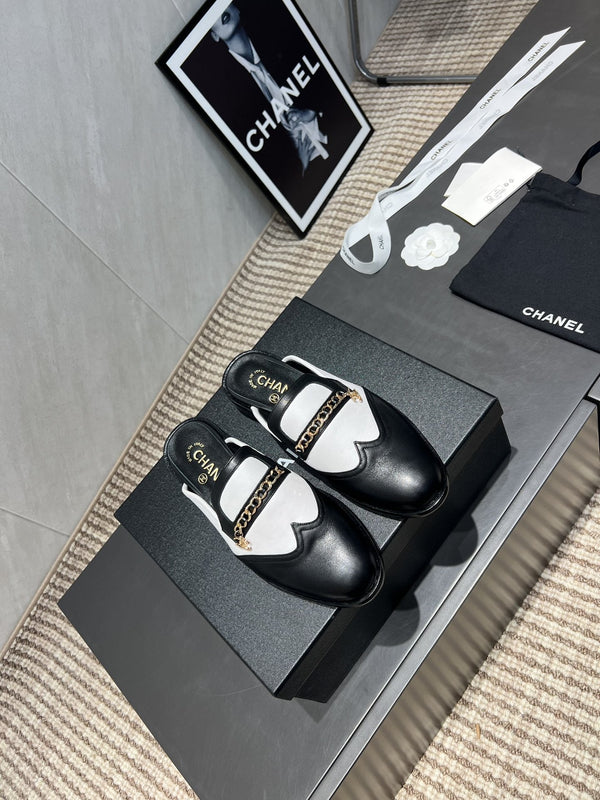 CC 25S Mocassini con punta tonda e catena, mezze pantofole in pelle di vacchetta nera e bianca 442536