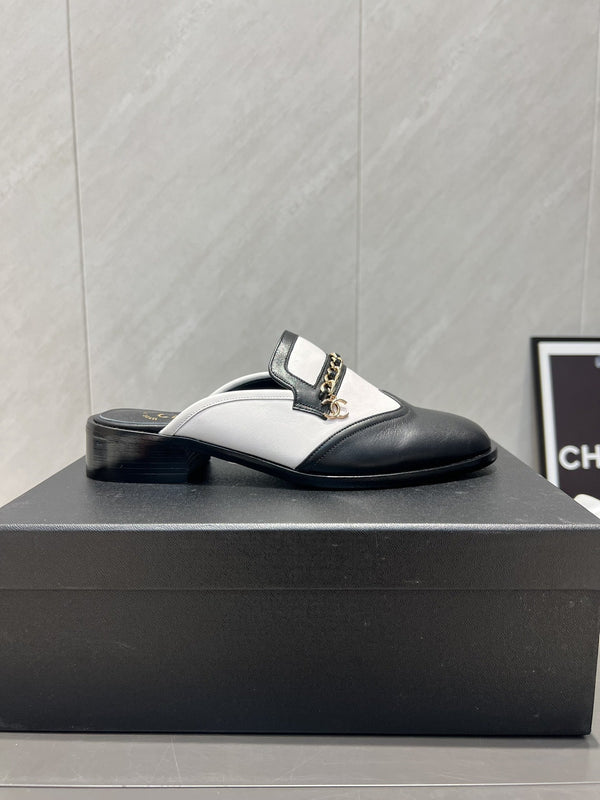 CC 25S Mocassini con punta tonda e catena, mezze pantofole in pelle di vacchetta nera e bianca 442536