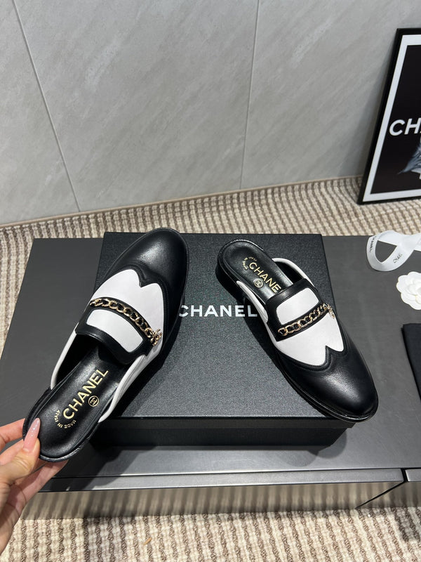 CC 25S Mocassini con punta tonda e catena, mezze pantofole in pelle di vacchetta nera e bianca 442536