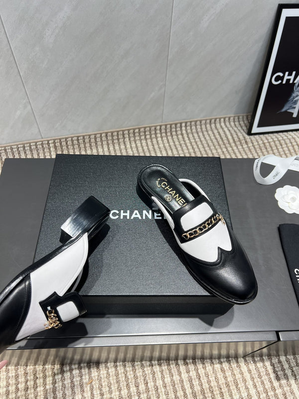 CC 25S Mocassini con punta tonda e catena, mezze pantofole in pelle di vacchetta nera e bianca 442536