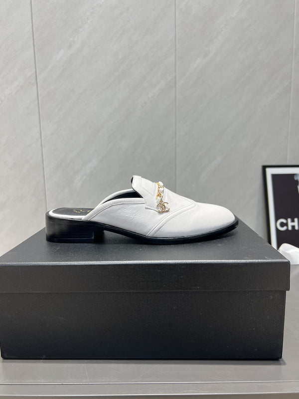 CC 25S Round Toe Chain Loafer Half Slippers in White Cowhide 442535