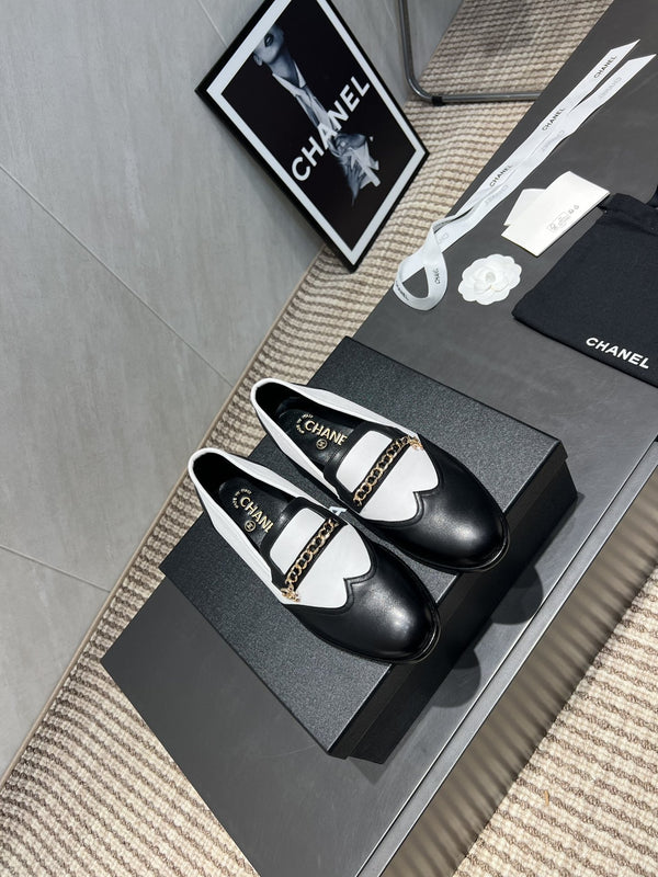 Mocassini con punta tonda e catena CC 25S in pelle di vacchetta nera e bianca 442533