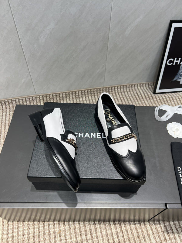 Mocassini con punta tonda e catena CC 25S in pelle di vacchetta nera e bianca 442533