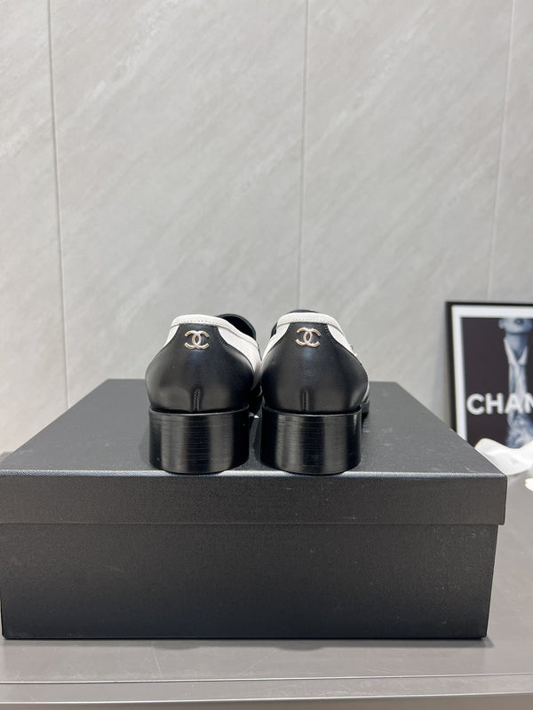 Mocassini con punta tonda e catena CC 25S in pelle di vacchetta nera e bianca 442533