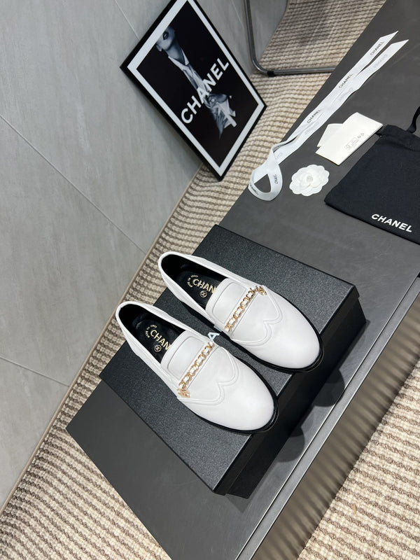 Mocassini con punta tonda e catena CC 25S in pelle di vacchetta bianca 442532