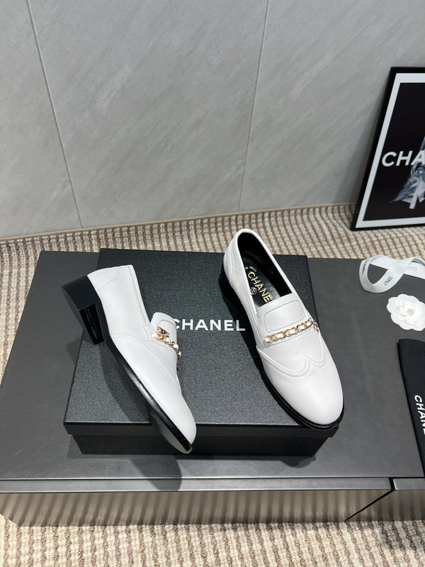 Mocassini con punta tonda e catena CC 25S in pelle di vacchetta bianca 442532