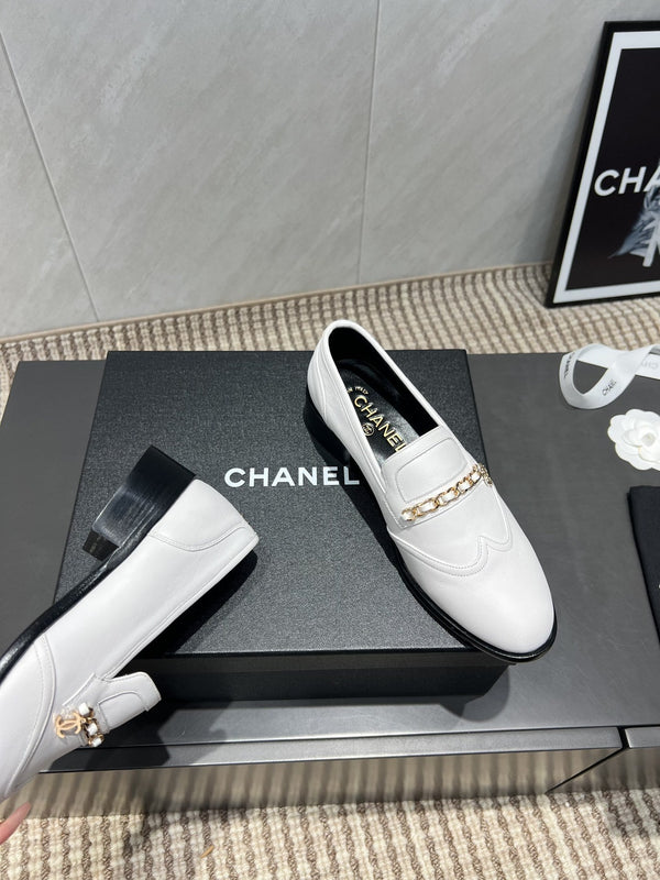 Mocassini con punta tonda e catena CC 25S in pelle di vacchetta bianca 442532