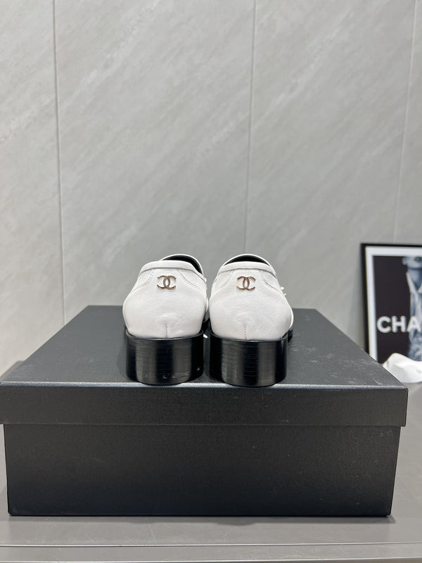 Mocassini con punta tonda e catena CC 25S in pelle di vacchetta bianca 442532