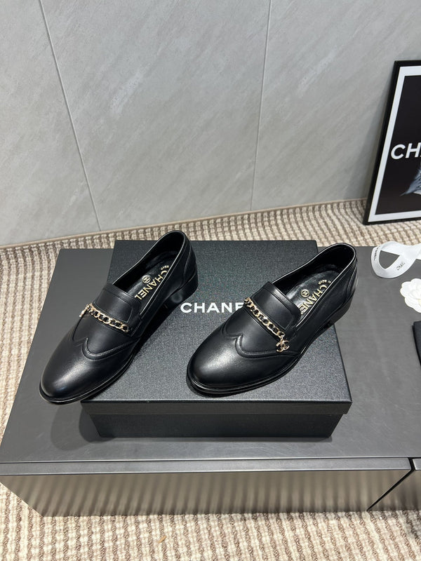 Mocassini con punta tonda e catena CC 25S in pelle di vacchetta nera 442531