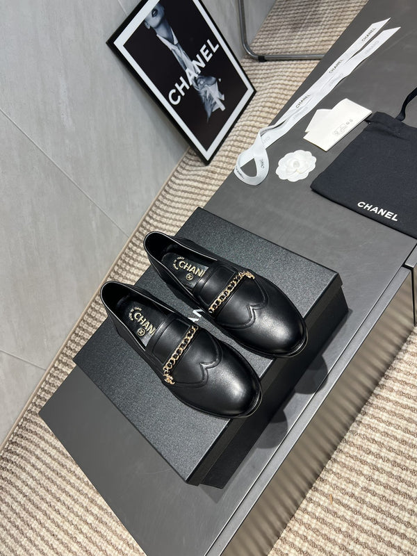 Mocassini con punta tonda e catena CC 25S in pelle di vacchetta nera 442531