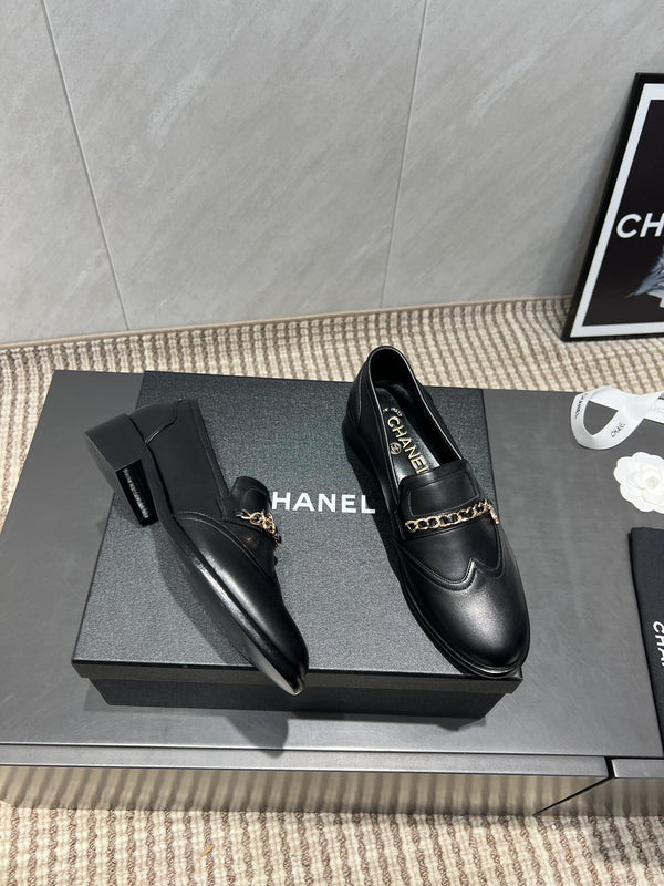 Mocassini con punta tonda e catena CC 25S in pelle di vacchetta nera 442531