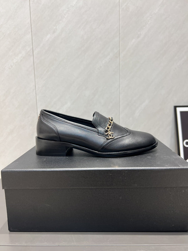 Mocassini con punta tonda e catena CC 25S in pelle di vacchetta nera 442531