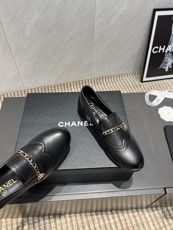 Mocassini con punta tonda e catena CC 25S in pelle di vacchetta nera 442531