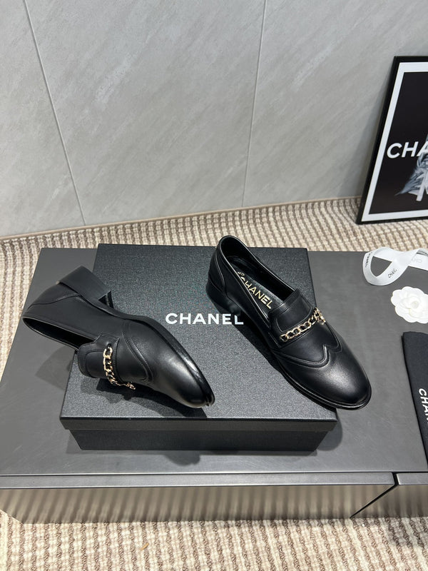 Mocassini con punta tonda e catena CC 25S in pelle di vacchetta nera 442531