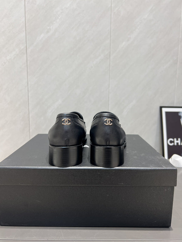 Mocassini con punta tonda e catena CC 25S in pelle di vacchetta nera 442531