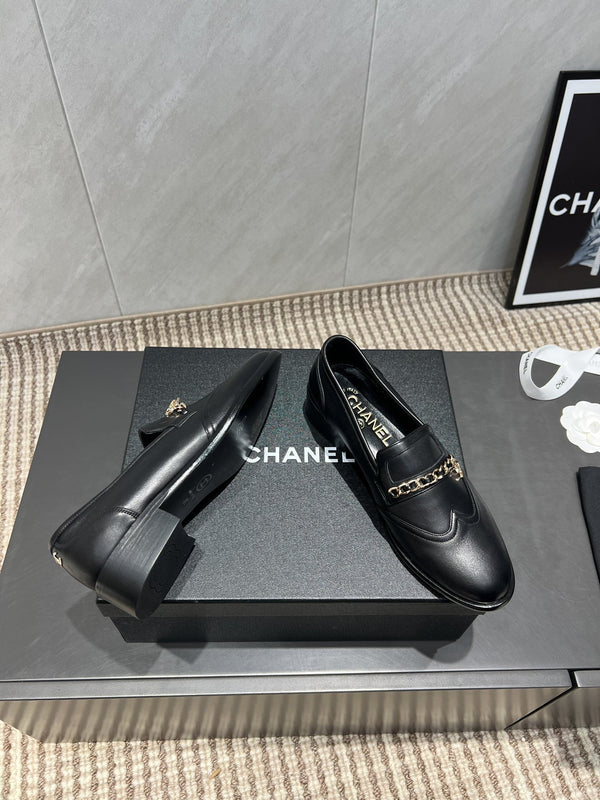 Mocassini con punta tonda e catena CC 25S in pelle di vacchetta nera 442531