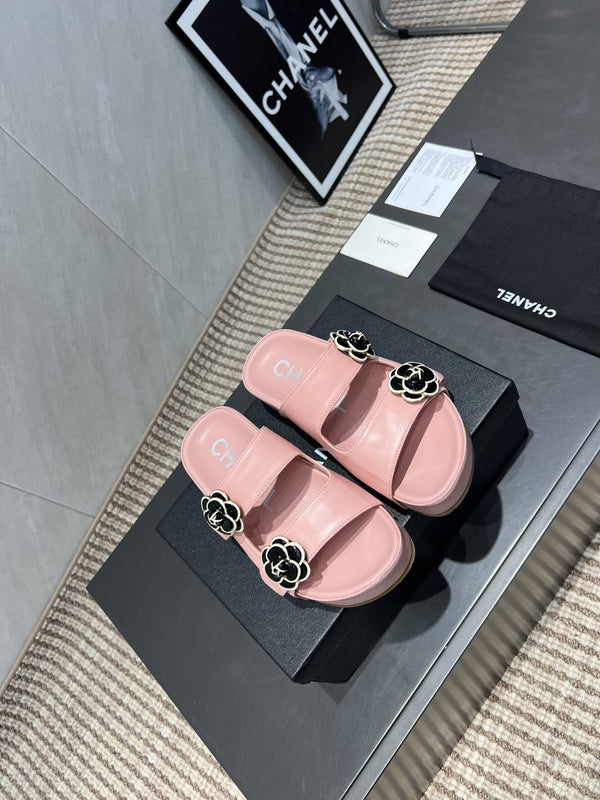 CC 25SS Flower Buckle Platform Beach Slides in Pink Cowhide