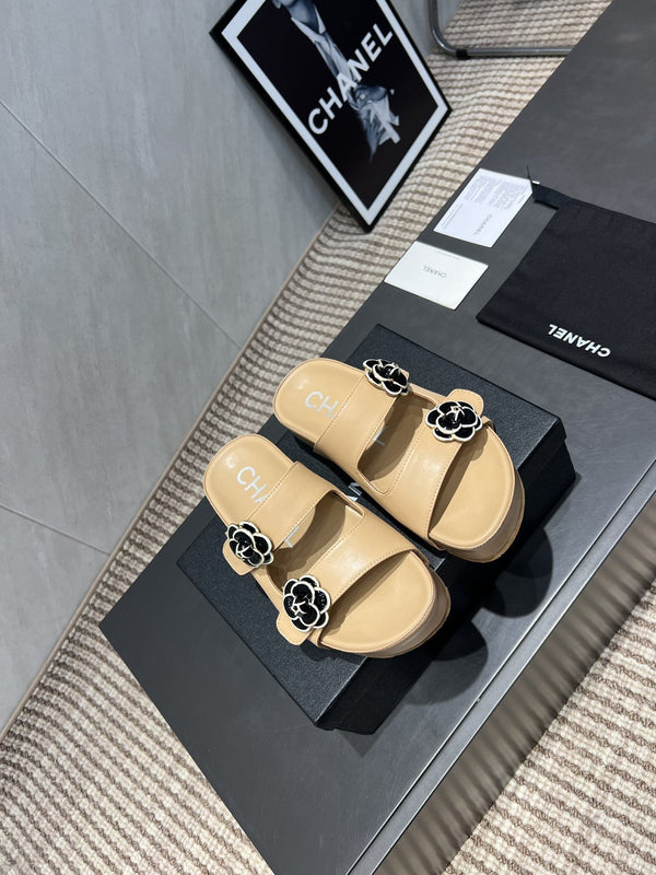 CC 25SS Flower Buckle Platform Beach Slides in Beige Cowhide