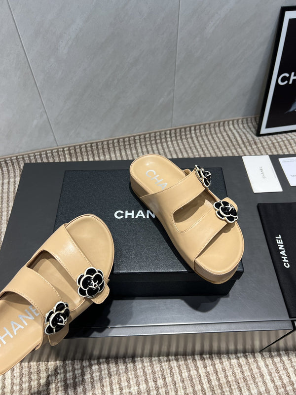 CC 25SS Flower Buckle Platform Beach Slides in Beige Cowhide