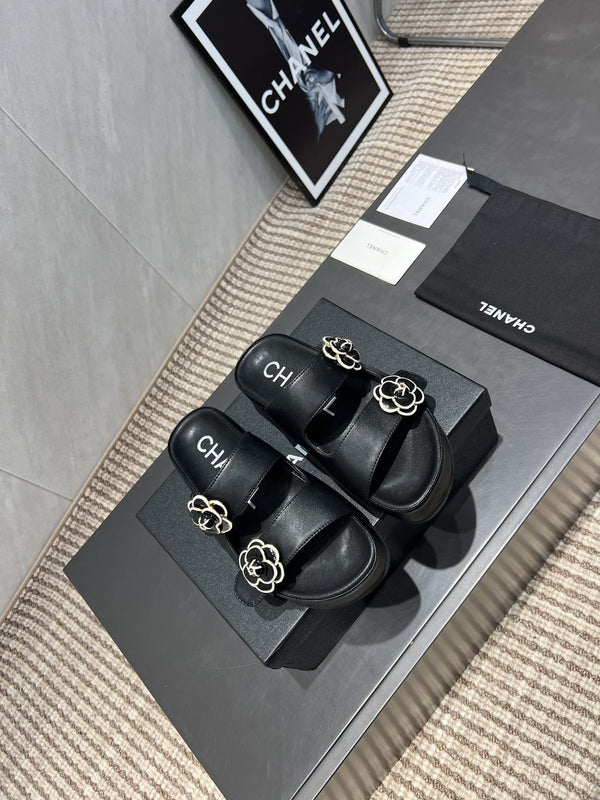 CC 25SS Flower Buckle Platform Beach Slides in Black Cowhide