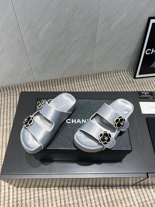CC 25SS Flower Buckle Platform Beach Slides in Silver High-Mercerized Sardine