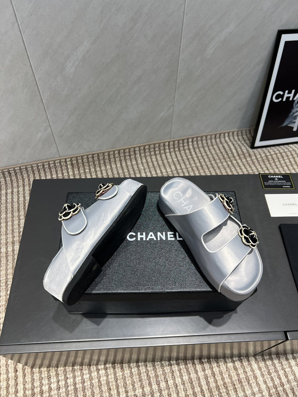 CC 25SS Flower Buckle Platform Beach Slides in Silver High-Mercerized Sardine