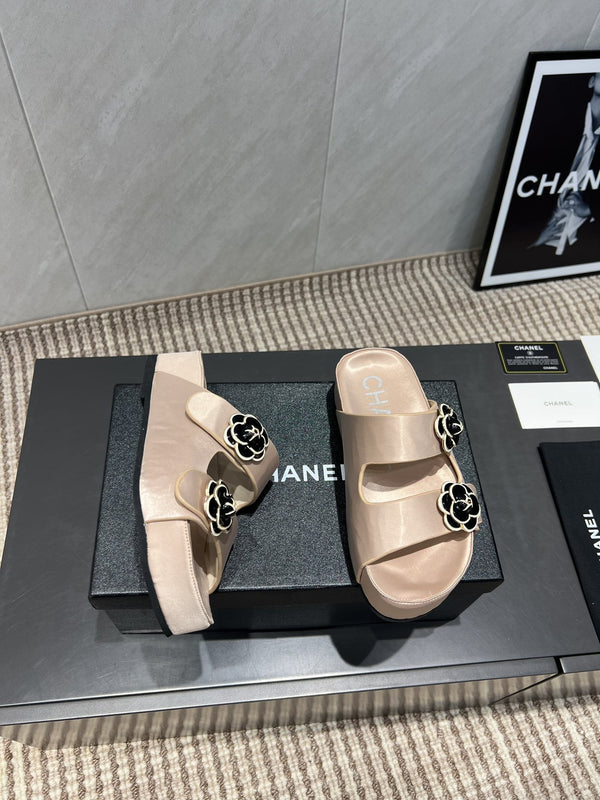 CC 25SS Flower Buckle Platform Beach Slides in Nude High-Mercerized Sardine