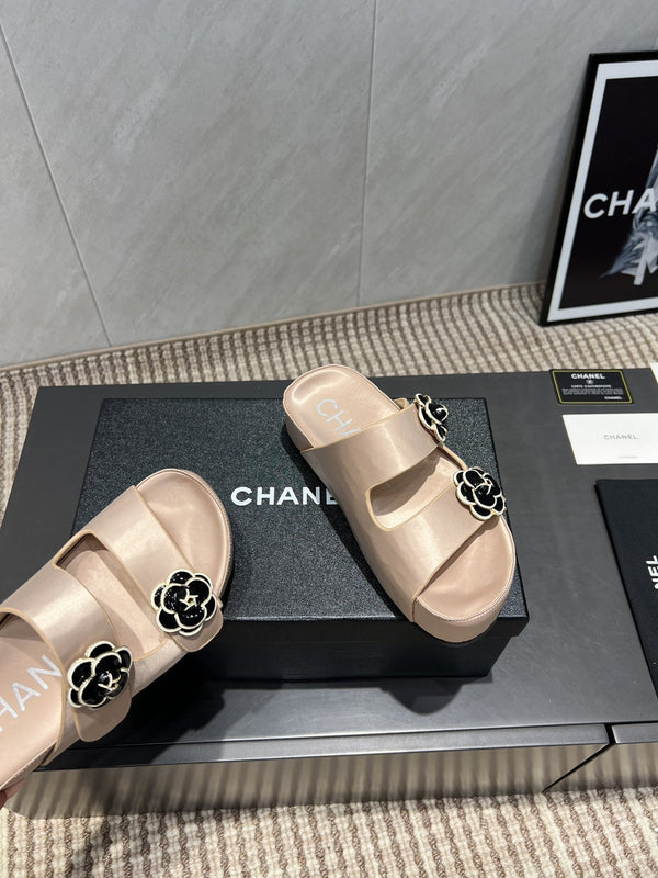 CC 25SS Flower Buckle Platform Beach Slides in Nude High-Mercerized Sardine