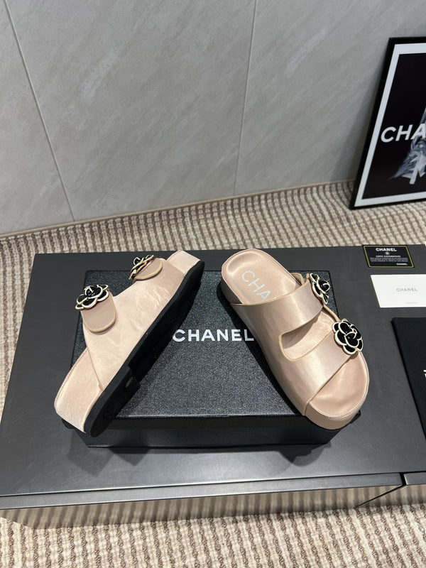 CC 25SS Flower Buckle Platform Beach Slides in Nude High-Mercerized Sardine