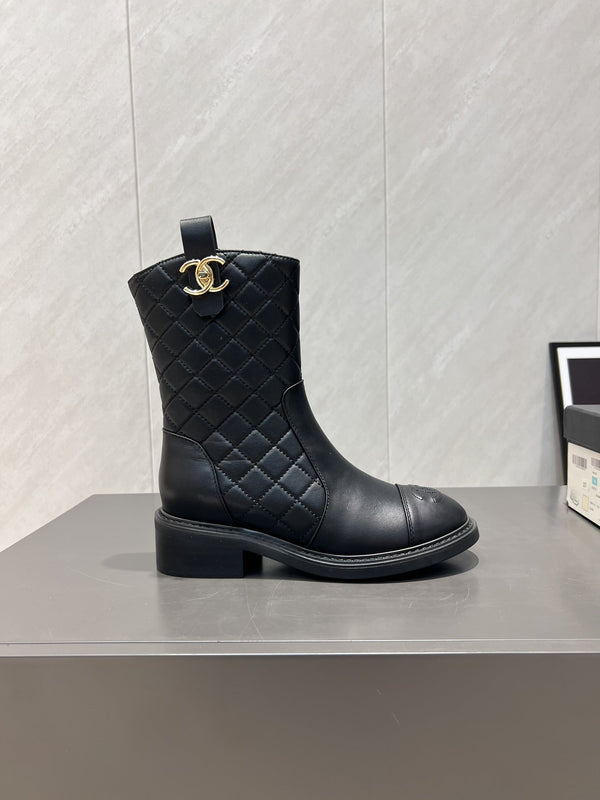 CC 25S Round-Toe Zippered Ankle Boots in Black Cowhide and Embroidered Latticework 442503