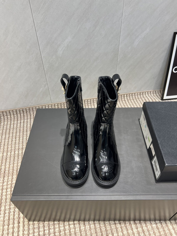 CC 25S Round-Toe Zippered Ankle Boots in Black Glossy Cowhide and Embroidered Latticework 442502