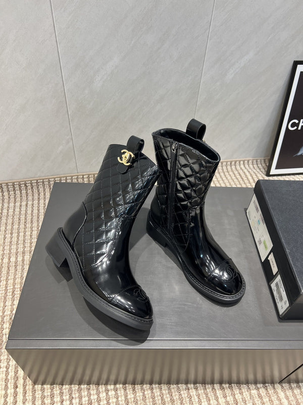 CC 25S Round-Toe Zippered Ankle Boots in Black Glossy Cowhide and Embroidered Latticework 442502