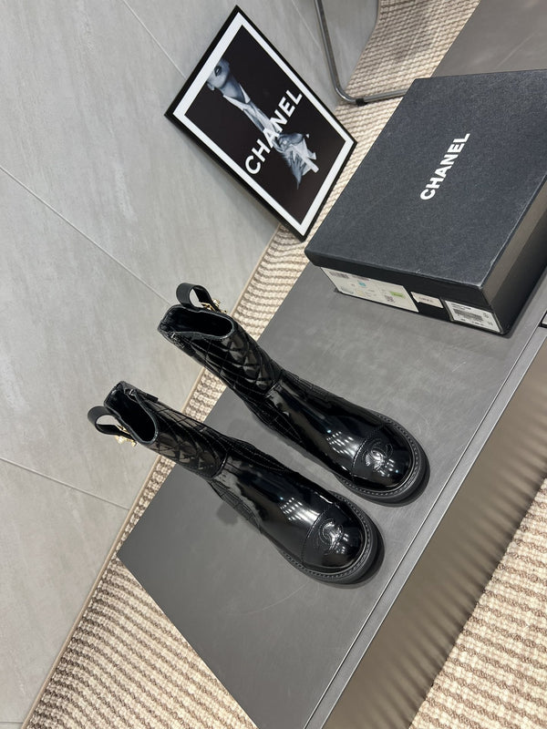 CC 25S Round-Toe Zippered Ankle Boots in Black Glossy Cowhide and Embroidered Latticework 442502