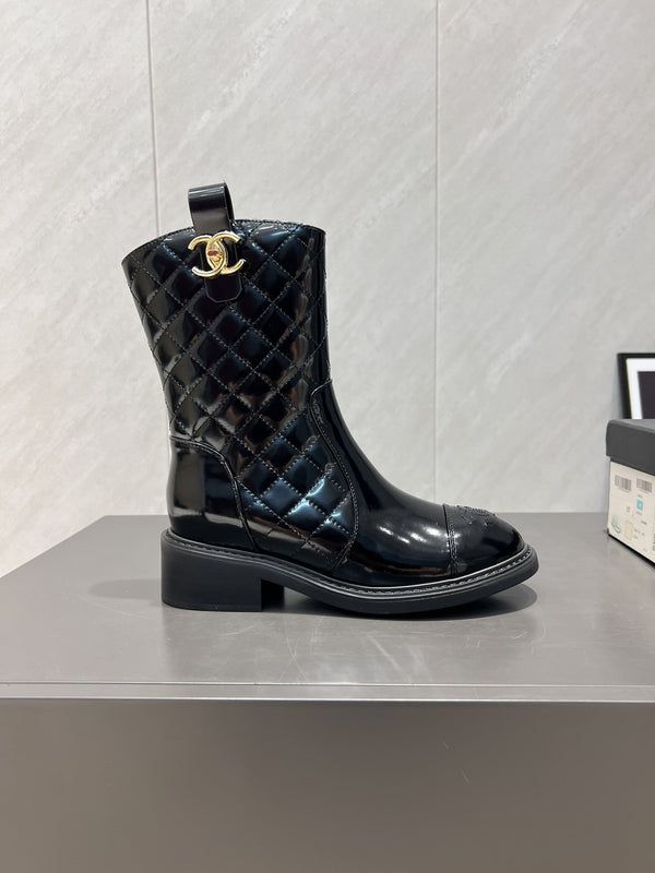 CC 25S Round-Toe Zippered Ankle Boots in Black Glossy Cowhide and Embroidered Latticework 442502