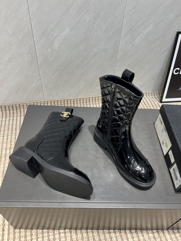 CC 25S Round-Toe Zippered Ankle Boots in Black Glossy Cowhide and Embroidered Latticework 442502