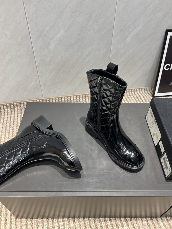 CC 25S Round-Toe Zippered Ankle Boots in Black Glossy Cowhide and Embroidered Latticework 442502