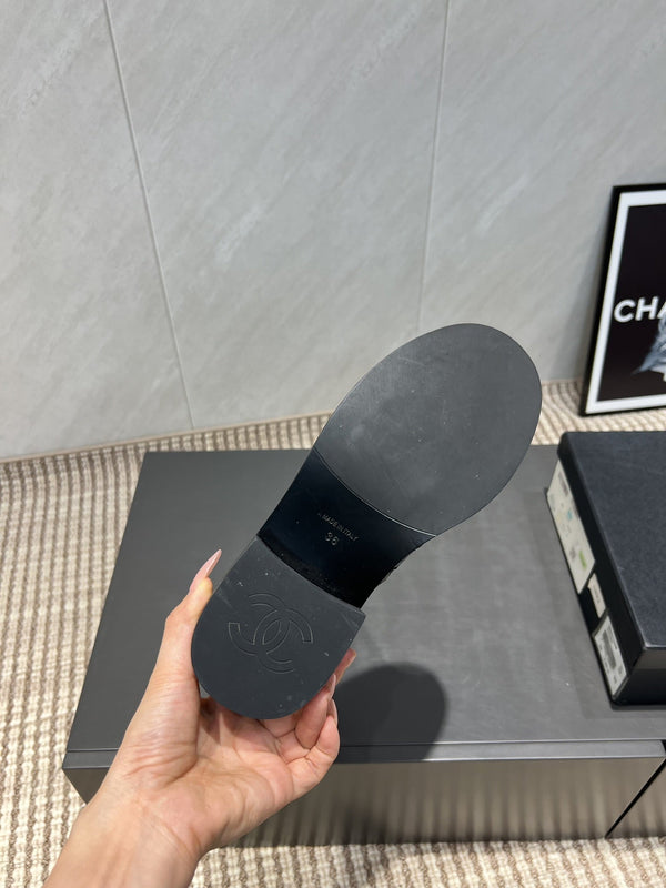 CC 25S Round-Toe Zippered Ankle Boots in Black Glossy Cowhide and Embroidered Latticework 442502